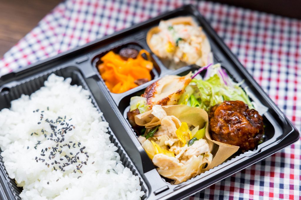 ナチュラルレシピズキッチンの日替わり弁当をテイクアウト はいしゃの食べ歩き