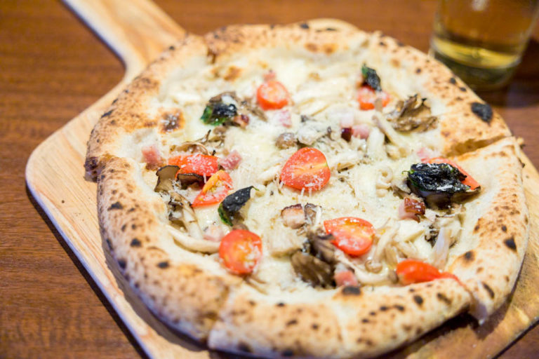 Scirocco シロッコ のフンギビアンカピッツァ はいしゃの食べ歩き