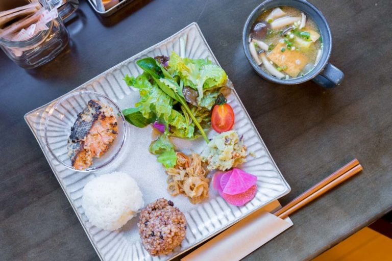 おやつ処 Madoya あがたまち店の発酵玄米おむすびプレートとマロンプリン