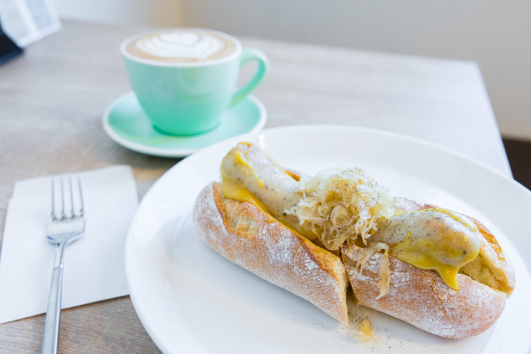 今日のディナーのお買い物☆ワインとフランスパンとソーセージ☆バスケットのピアス☆ レンジで使えるバスケット 角型 ブラウン | 卓上用品 通販