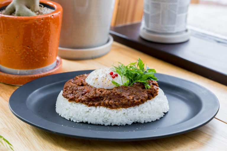 Komorebi Nurseries コモレビ ナーセリーズ のキーマカレーとクレープ はいしゃの食べ歩き
