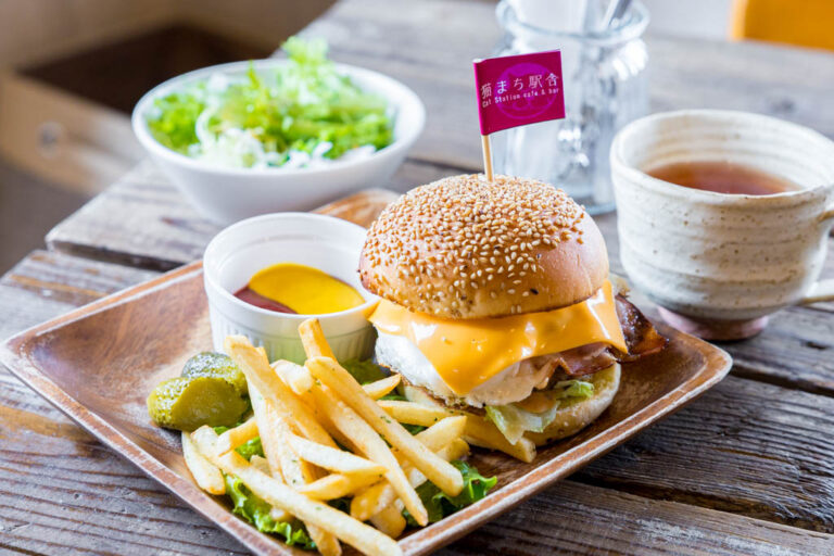 チェシャ猫♥️ハンバーガー　M 猫まち駅舎 Cat Station cafe & barの猫まちバーガー│長野を食べ歩き