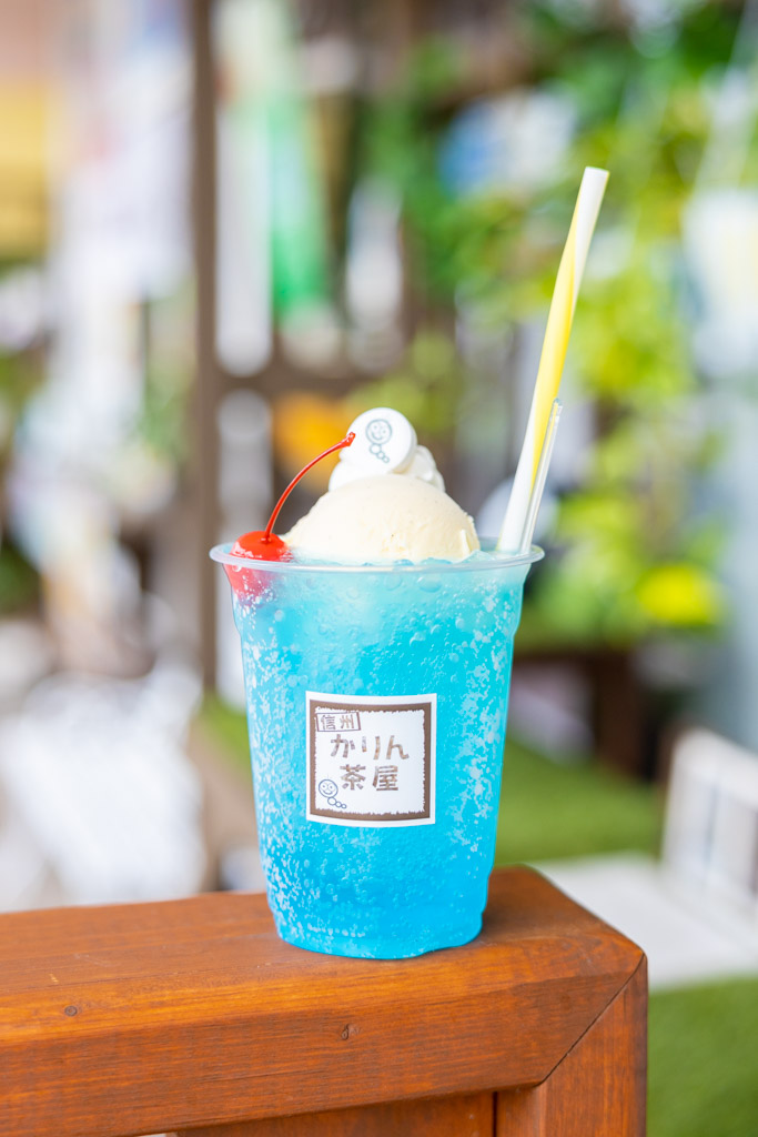 信州かりん茶屋の空色ラムネクリームソーダ はいしゃの食べ歩き