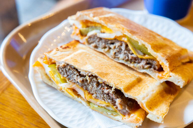 信州門前ベーカリー蔵のハンバーグホットサンド（信州門前さんど）