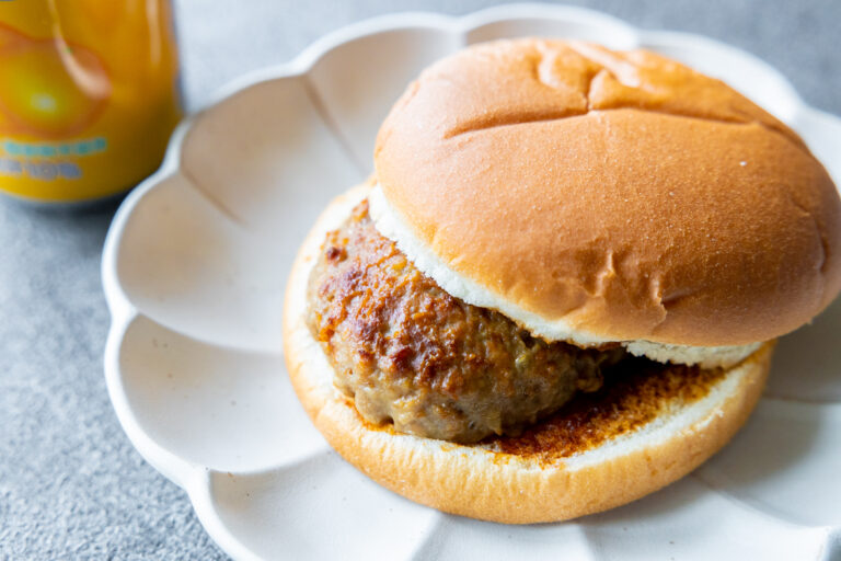 わっちゃんバーガー自販機（久保モータース）でハンバーガーを