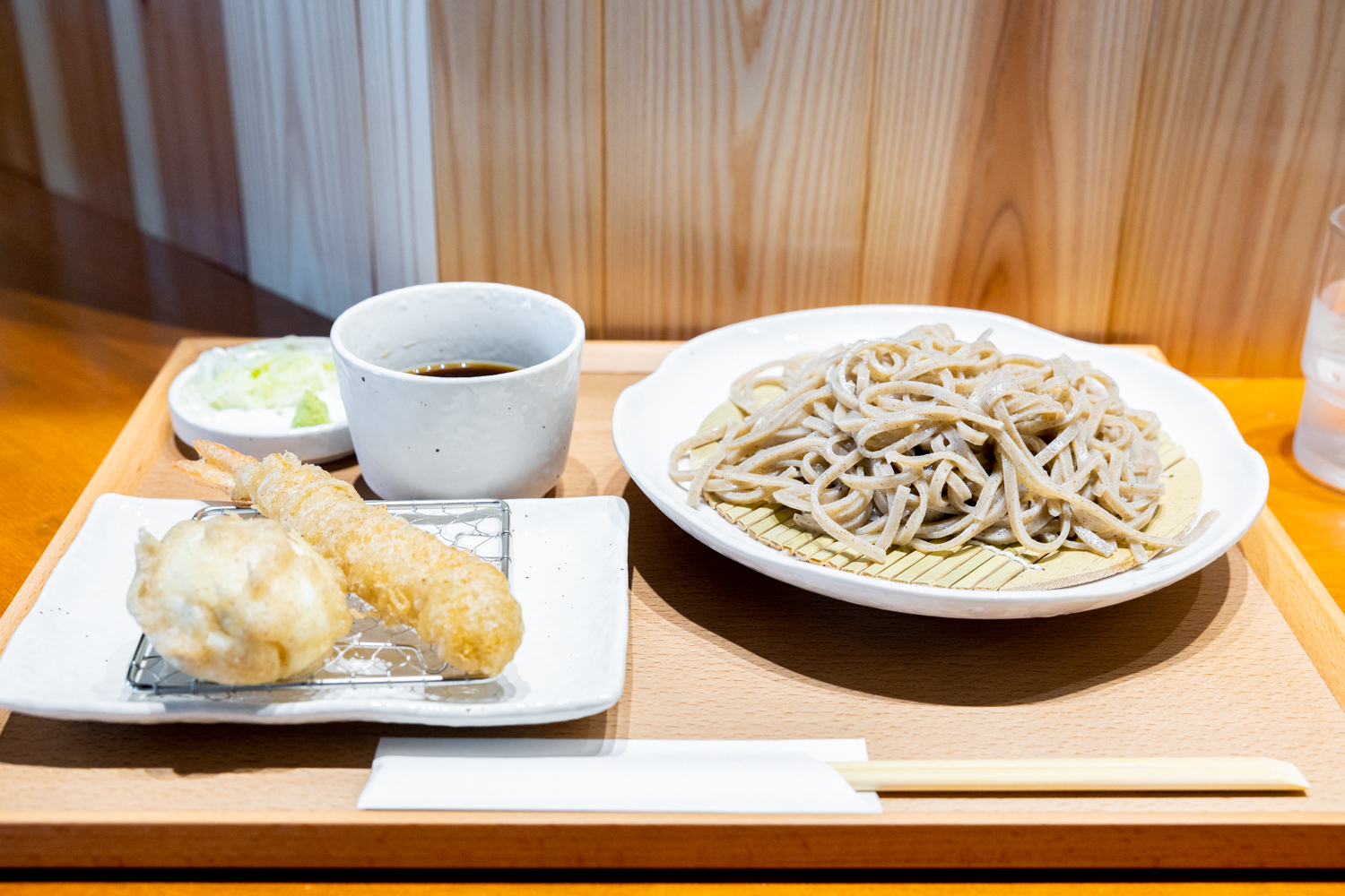 信州十割そば てんでランチに挽ぐるみ・黒の蕎麦と天ぷらを食べてみた│はいしゃの食べ歩き