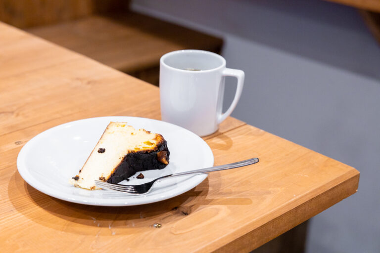 MIKENEKO STAND（ミケネコスタンド）で珈琲を飲みながらチーズケーキを