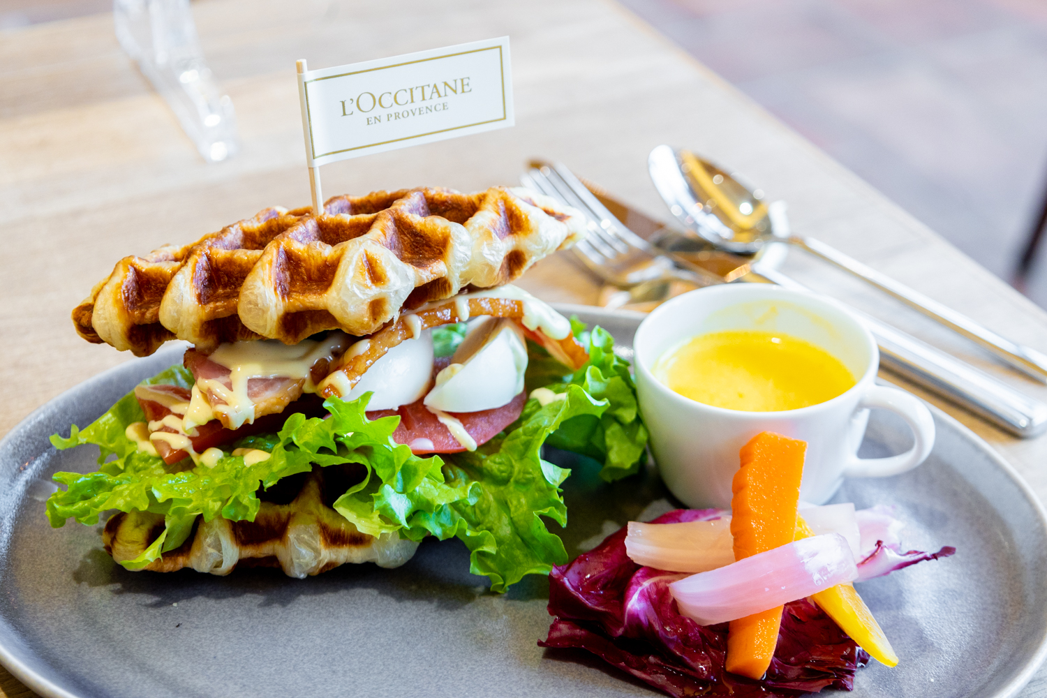 ロクシタンカフェ 軽井沢プリンス・ショッピングプラザ店（L’OCCITANE CAFÉ）でクロワッサンワッフルサンドイッチとソフトクリーム ...