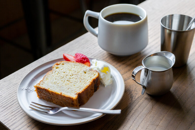 東御市にオープンしたトウミコーヒーロースタリーでトウミコーヒーブレンドを飲みながらバナナパウンドケーキを食べてみた