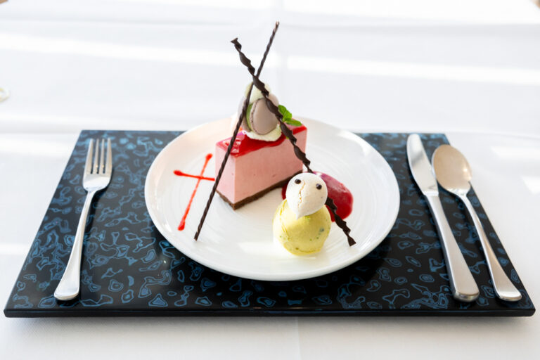 ミュゼレストラン 善で庵野秀明展コラボスイーツのエヴァンゲリオンスイーツプレートを食べてみた