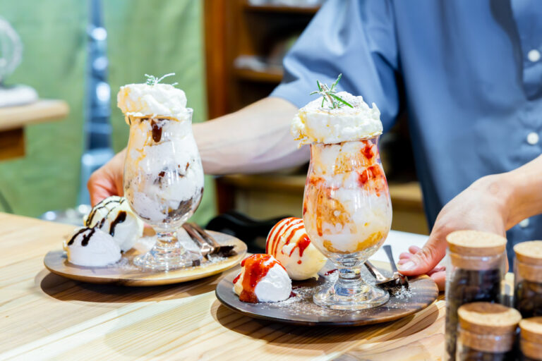 ふわり、ふわる。でクリームソーダを飲みながらグラスパンケーキを食べ