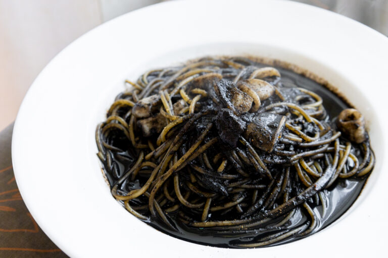 衝撃映像あり】真っ黒パスタの正体！オルトラーナで食べたイカスミ