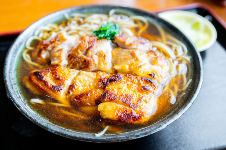 長野市で絶品蕎麦を堪能！「岡沢そば店」の鳥そばは必食の逸品！│長野