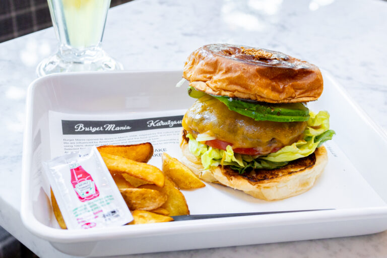 軽井沢の森で極上バーガー体験！Burger Mania軽井沢店でNYの風を感じる