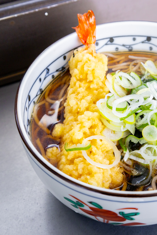 哀愁漂う長野駅在来線ホームの立ち食いそば「信州蕎麦処 しなの」で