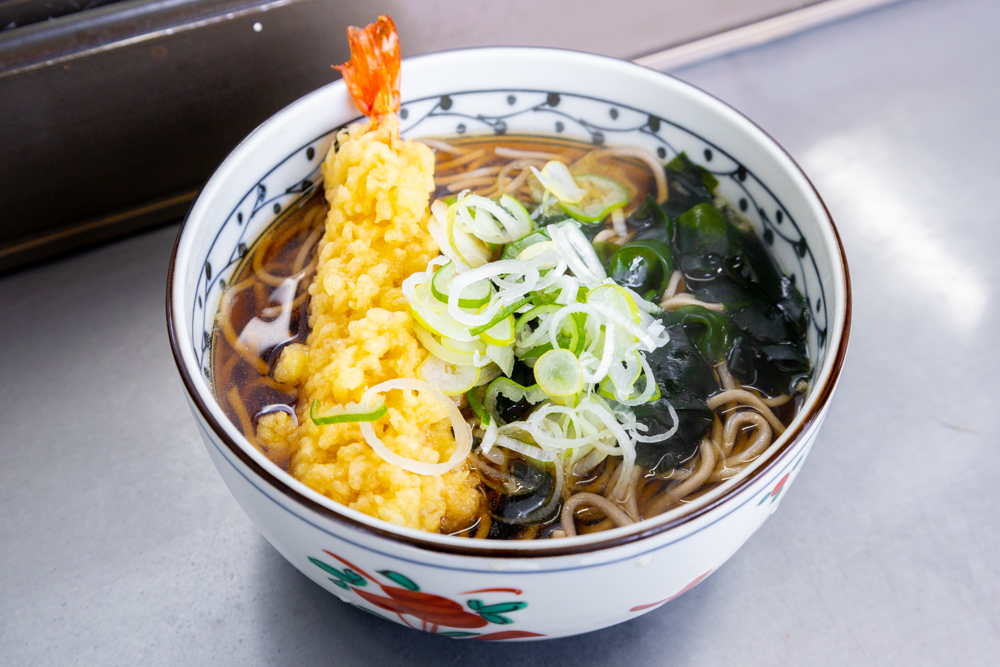 哀愁漂う長野駅在来線ホームの立ち食いそば「信州蕎麦処 しなの」で