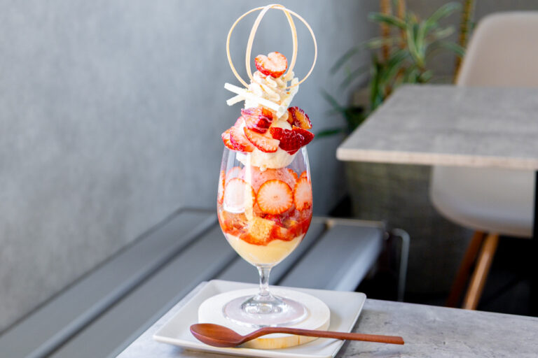 ③　いちごパフェ☆ 2023最新】大人気ファミレス ココスで贅沢いちごパフェなど