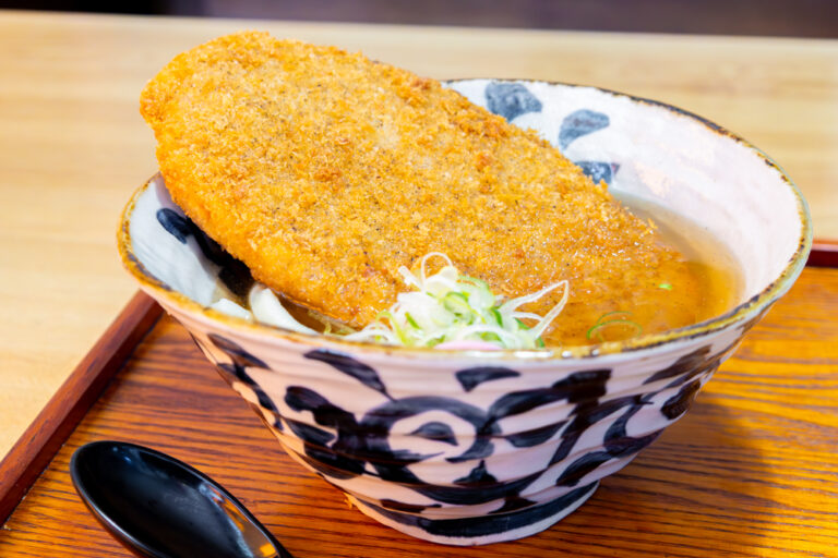 長野市レポ】衝撃！丼からハミ出る巨大コロッケ！信濃吉田駅前の新星