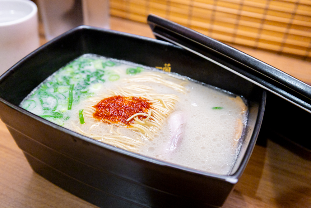 Amazon.co.jp: 福岡 博多とんこつラーメン ×16 : 食品・飲料・お酒