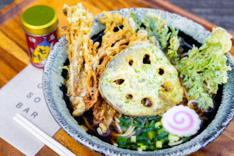 軽井沢の新発見！森の中の異色な立食い蕎麦屋「OSOBAR」で絶品天ぷら