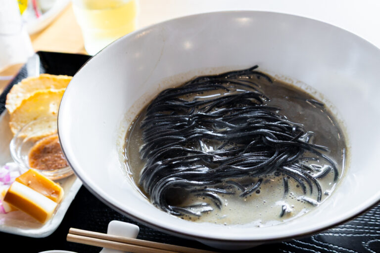 衝撃】麺が真っ黒！長野市「麺社 あし鷹」の限定ラーメンが異次元の