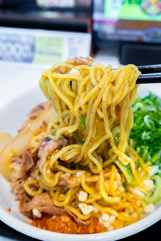 実食速報】吉野家が遂に”麺”を解禁！初の「牛玉スタミナまぜそば」を