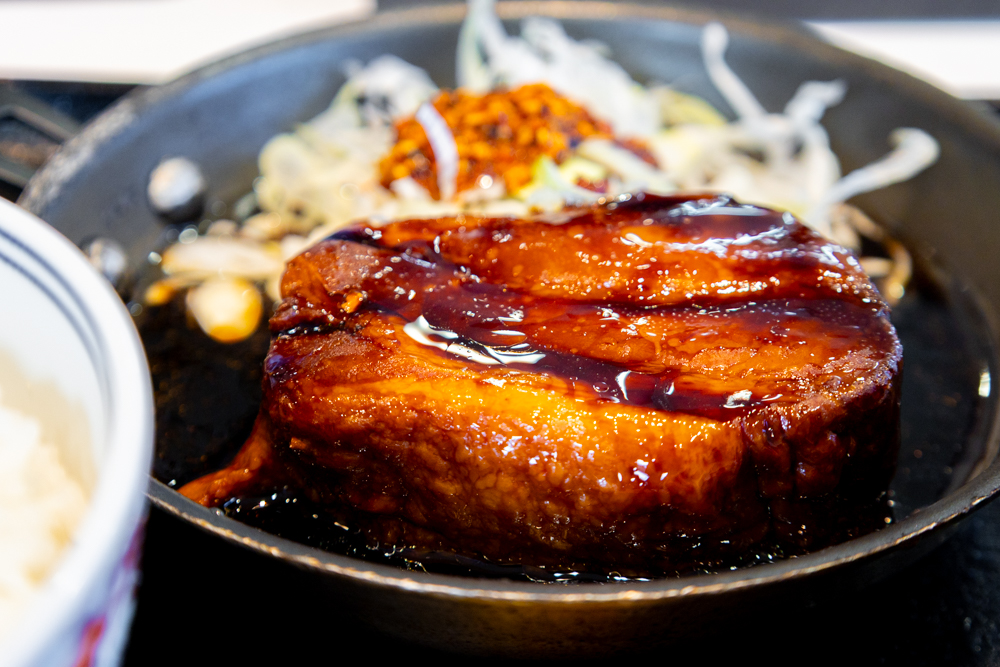 正直レビュー】吉野家の1000円超えメニュー「厚切り豚角煮定食」は